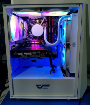 Pc Gamer com gabinete branco e com water cooler