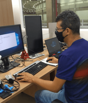 Serviço de suporte técnico a usuários em empresa