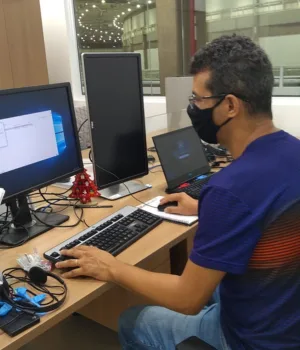 Serviço de suporte técnico a usuários em empresa