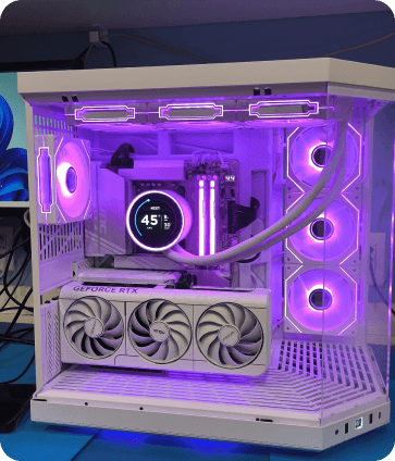 Montagem de pc Gamer em gabinete moderno com painel de vidro, exibida em uma mesa de escritório gamer com monitores e periféricos.