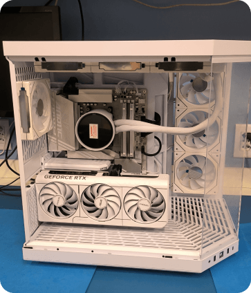 Foto profissional de um setup completo finalizado pelo serviço de Montagem de pc Gamer do Técnico da Meia Noite, exibindo iluminação RGB vibrante e cable management impecável.