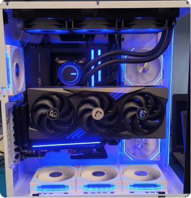 Gabinete de computador com iluminação RGB interna e fita LED violeta, destacando o water cooler com tela circular de monitoramento e placa de vídeo de alta performance com ventoinhas triplas dispostas verticalmente.