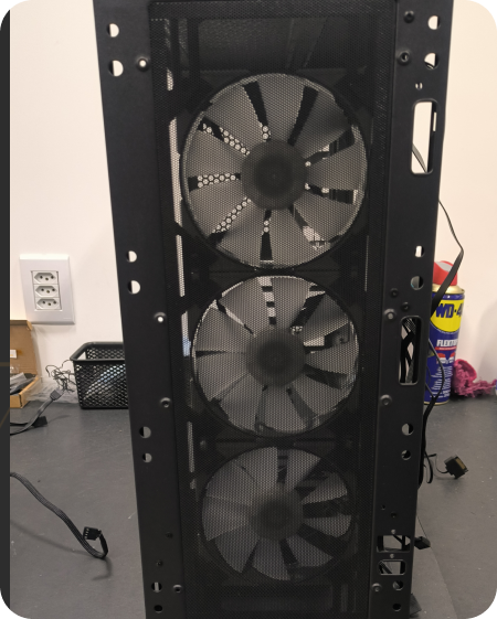 Painel frontal de gabinete de computador com três coolers de ventilação instalados e montados.