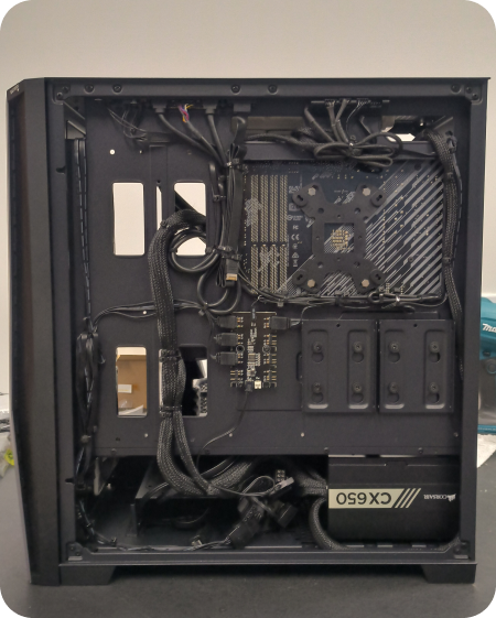 Interior de um gabinete de PC Gamer limpo e organizado, mostrando placa de vídeo MSI GeForce RTX, water cooler e fonte Corsair CX650.