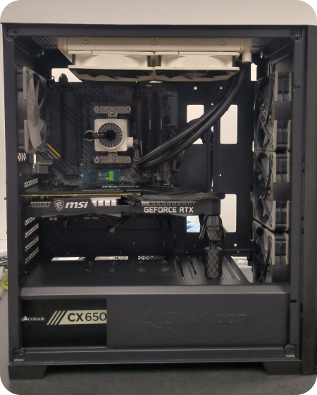 Interior de um gabinete de PC Gamer limpo e organizado, mostrando placa de vídeo MSI GeForce RTX, water cooler e fonte Corsair CX650.