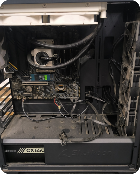 Interior de um gabinete de PC Gamer aberto sem placa de vídeo, destacando a placa-mãe, water cooler instalado e fonte Corsair CX650.