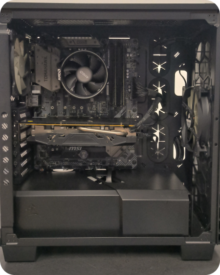 Visão interna do gabinete limpo, destacando a placa-mãe MSI Tomahawk com processador AMD, placa de vídeo MSI instalada e organização de cabos.