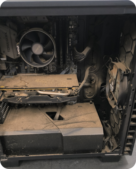 Interior de gabinete de computador com alto acúmulo de poeira sobre a placa-mãe MSI Tomahawk, placa de vídeo e cooler do processador AMD antes da manutenção.