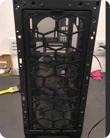 Estrutura frontal do gabinete de computador sem o painel, sobre a bancada de trabalho, limpeza realizada.