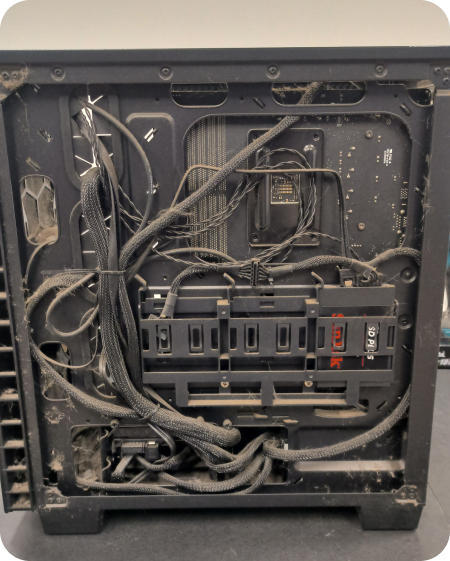 Parte traseira interna de gabinete de computador com acúmulo de poeira e sujeira nos cabos e componentes antes da limpeza.