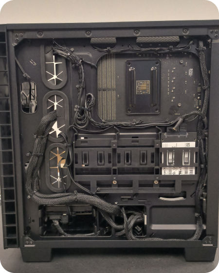 Interior de um gabinete de PC Gamer limpo e organizado, mostrando placa de vídeo MSI GeForce RTX, water cooler e fonte Corsair CX650.