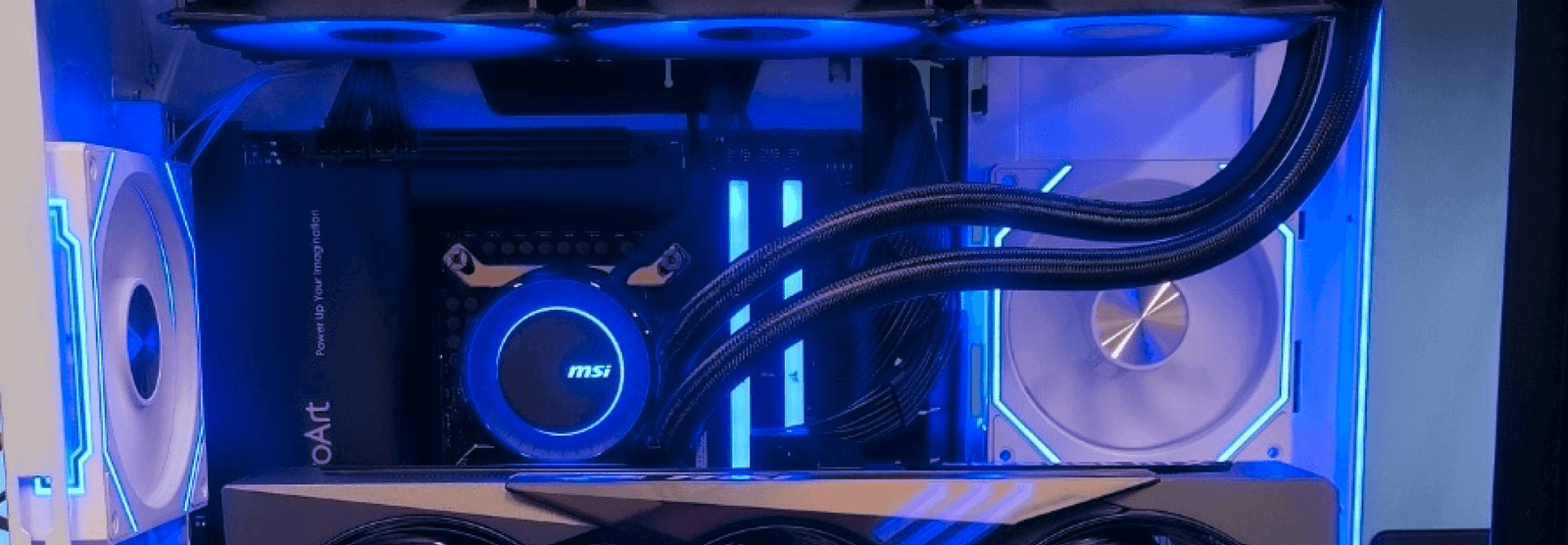 Computador gamer montado em gabinete com refrigeração líquida water cooler e iluminação LED azul em serviço de manutenção de pc gamer.