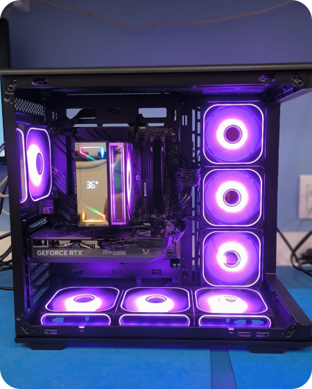 Gabinete de computador gamer com iluminação RGB roxa em bancada para serviço de manutenção de computadores desktop.